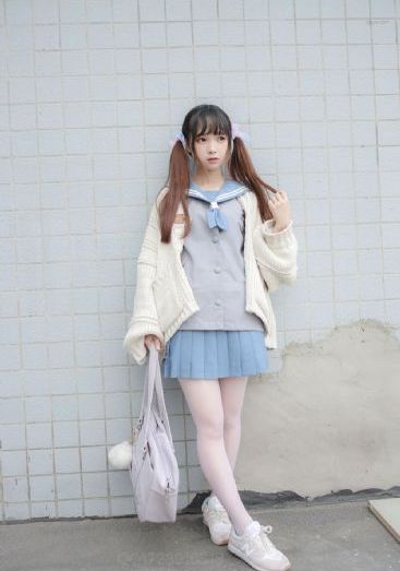 我和香蕉在ktv被八个人续_DVD全集在线观看